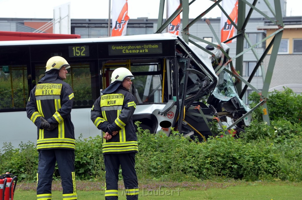 Schwerer Bus Unfall Koeln Porz Gremberghoven Neuenhofstr P117.JPG - Miklos Laubert